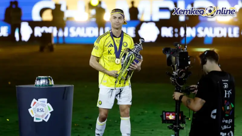 Ronaldo Nâng Cúp Vô Địch Saudi Pro League Mùa 2025-2026