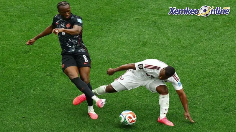 Assim Madibo (áo trắng) nhận án phạt nặng bậc nhất lịch sử World Cup
