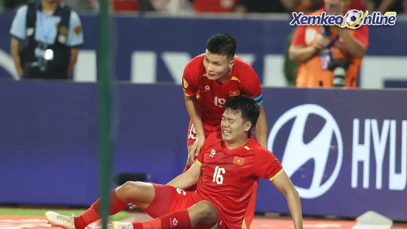 Trung vệ Việt NAm Nguyễn Thành Chung (16) bị đau trong trận thắng Malaysia 2-0 ở lượt về bán kết ASEAN Cup 2026