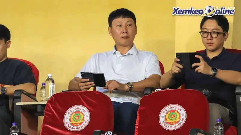 HLV Kim Sang-sik bất ngờ đổi lịch về Hàn Quốc