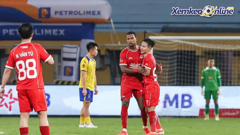 Lucas Ribamar ăn mừng bàn thắng vào lưới Bắc Ninh